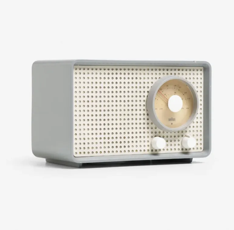 Dieter Rams Braun radio with one large tuning dial, the reference for the volume control